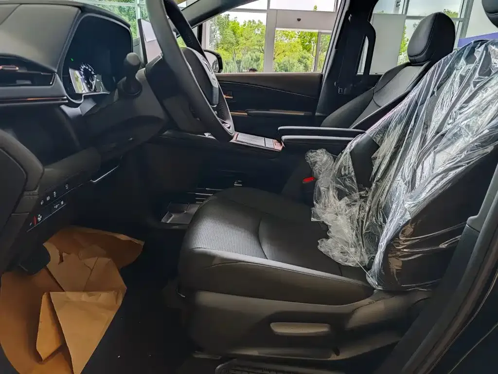 Toyota Granvia — фото 8