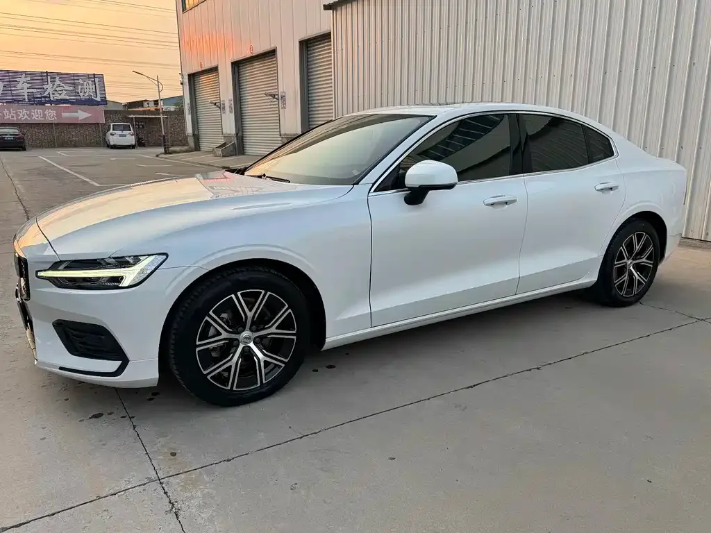 Volvo S60 — фото 1