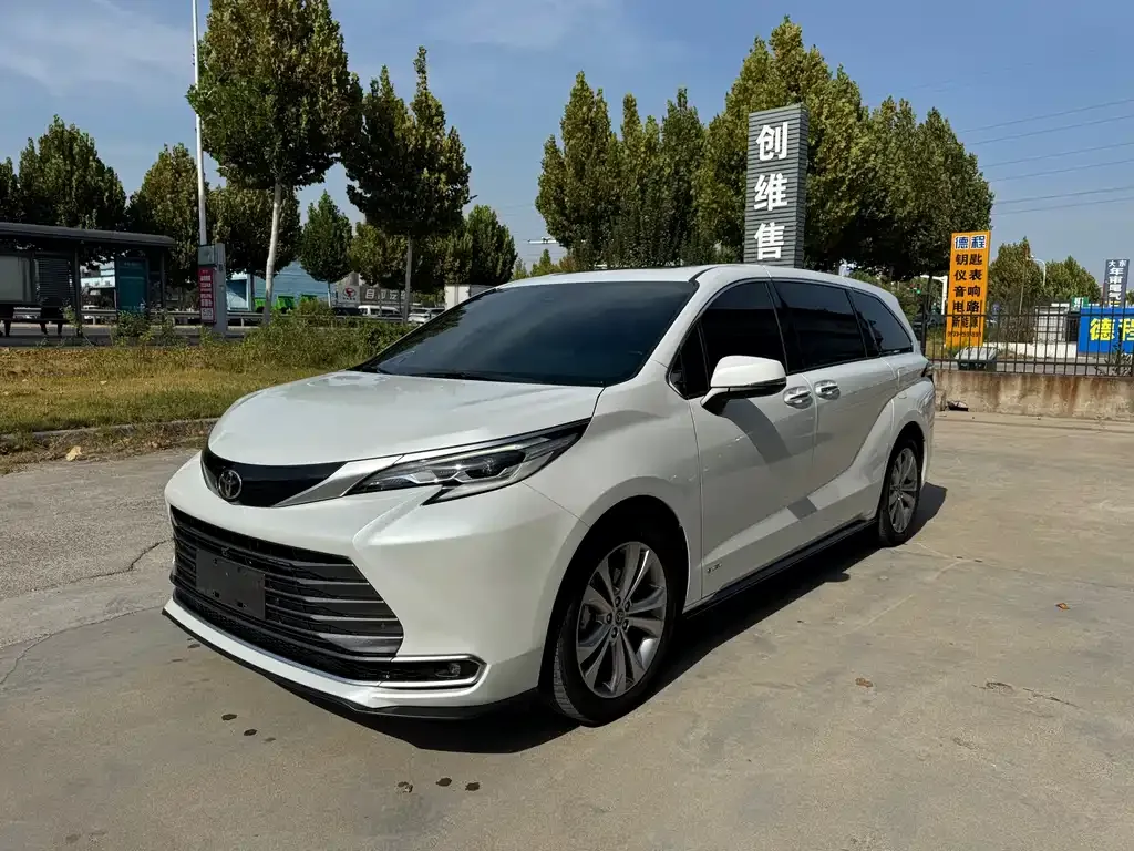 Toyota Sienna — фото 1