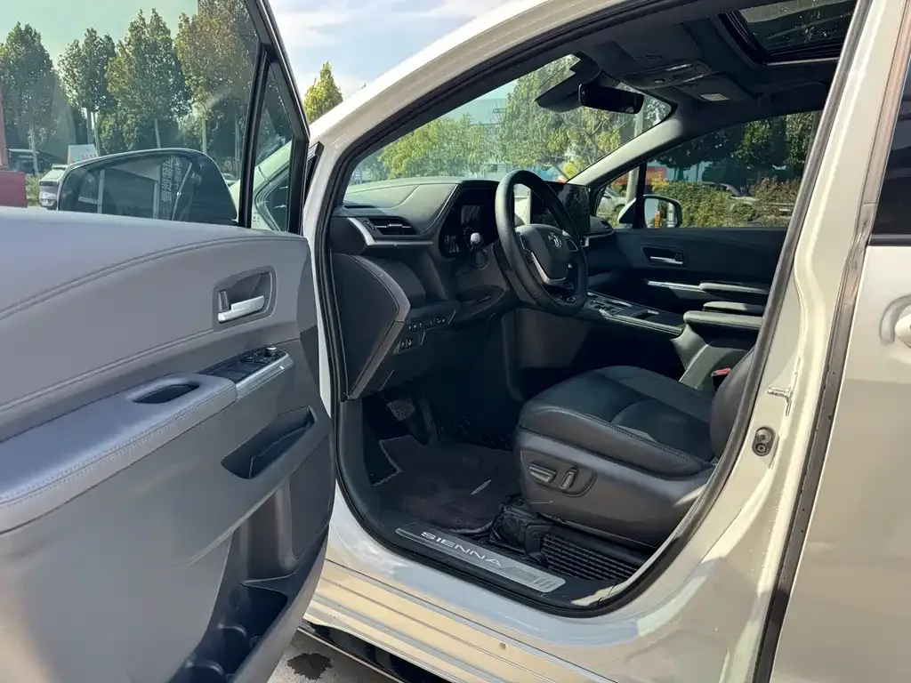 Toyota Sienna — фото 9
