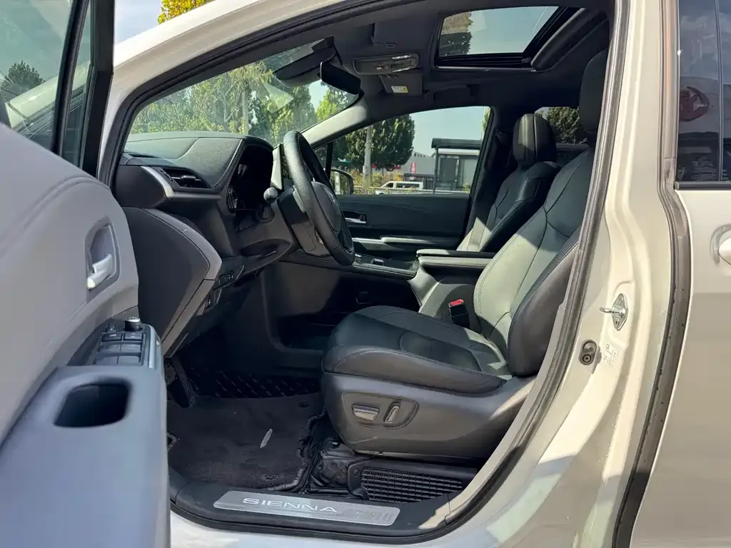 Toyota Sienna — фото 8