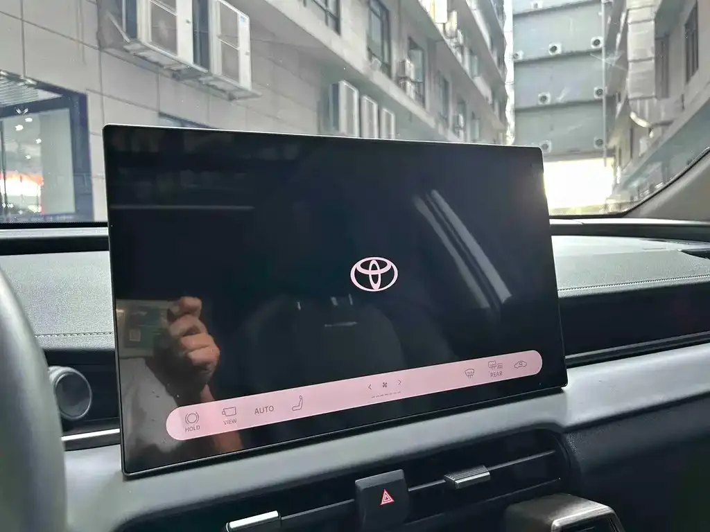 Toyota RAV4 — фото 4