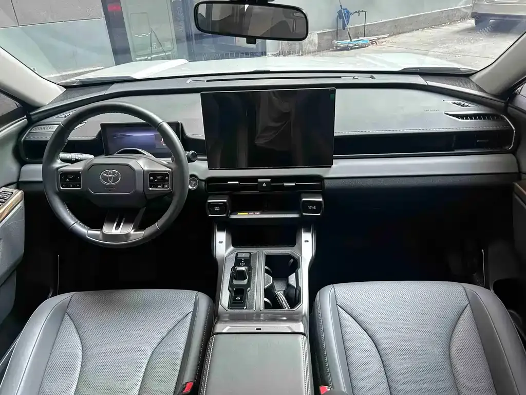Toyota RAV4 — фото 7