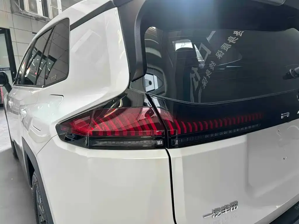 Toyota RAV4 — фото 10