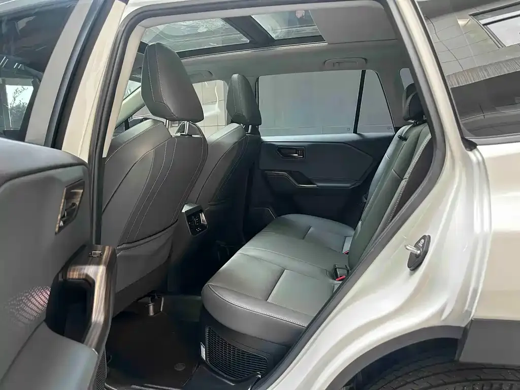 Toyota RAV4 — фото 6
