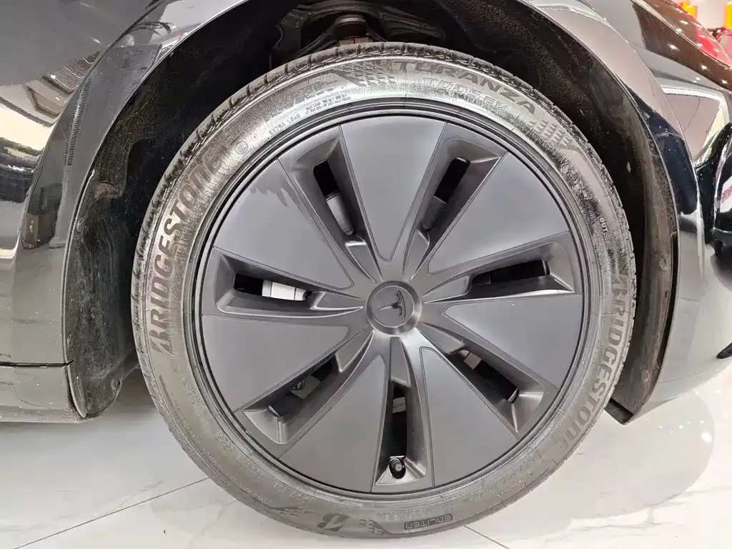 Tesla Model 3 — фото 3