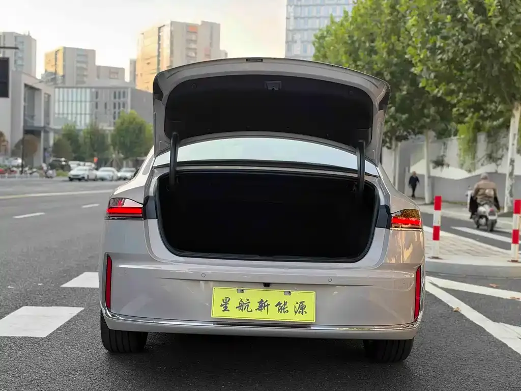 Roewe M7 DMH — фото 10