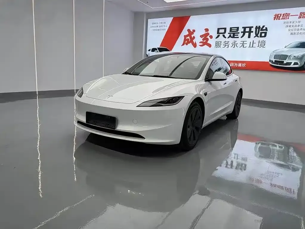 Tesla Model 3 — фото 1