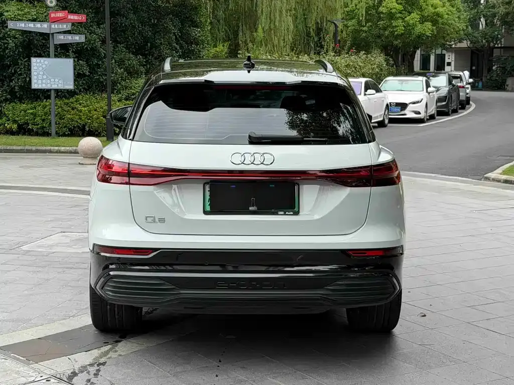 Audi Q5 e-tron — фото 2