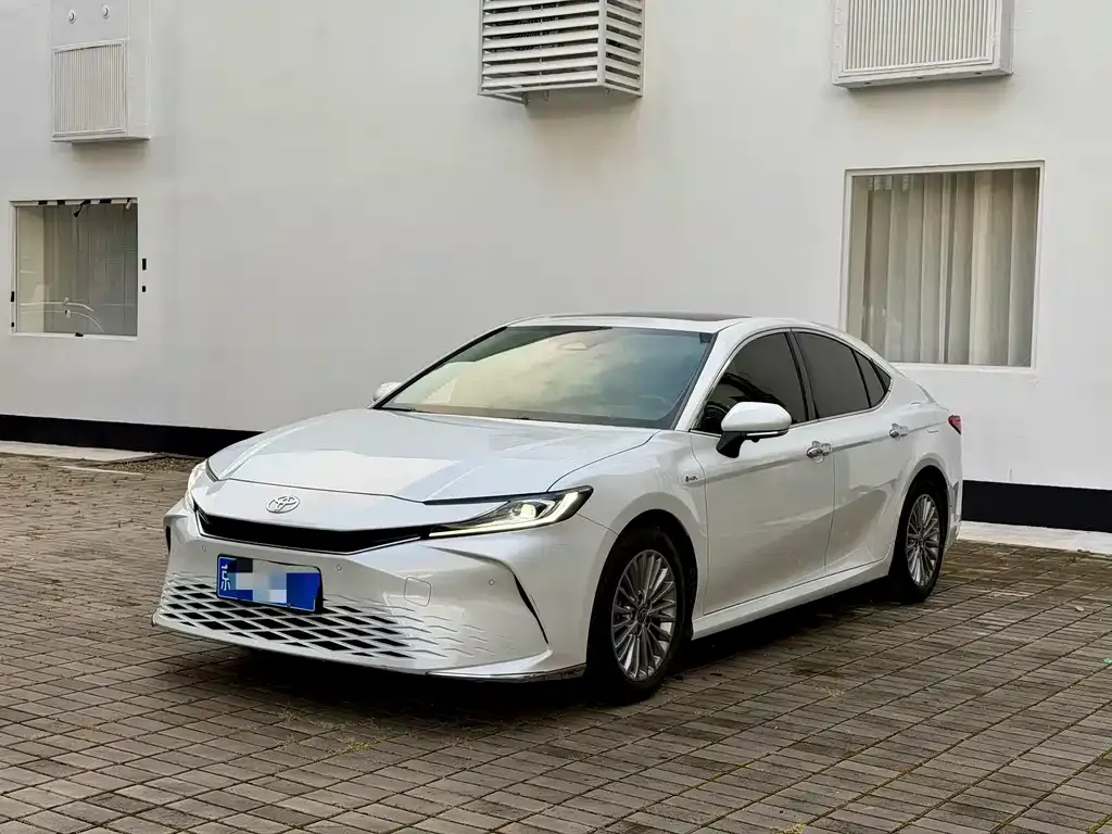 Toyota Camry — фото 1