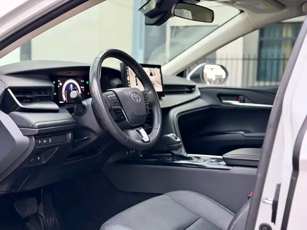 Toyota Camry — фото 6