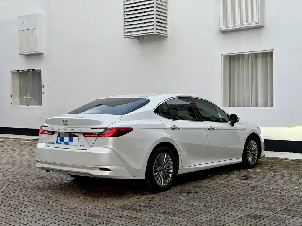 Toyota Camry — фото 7
