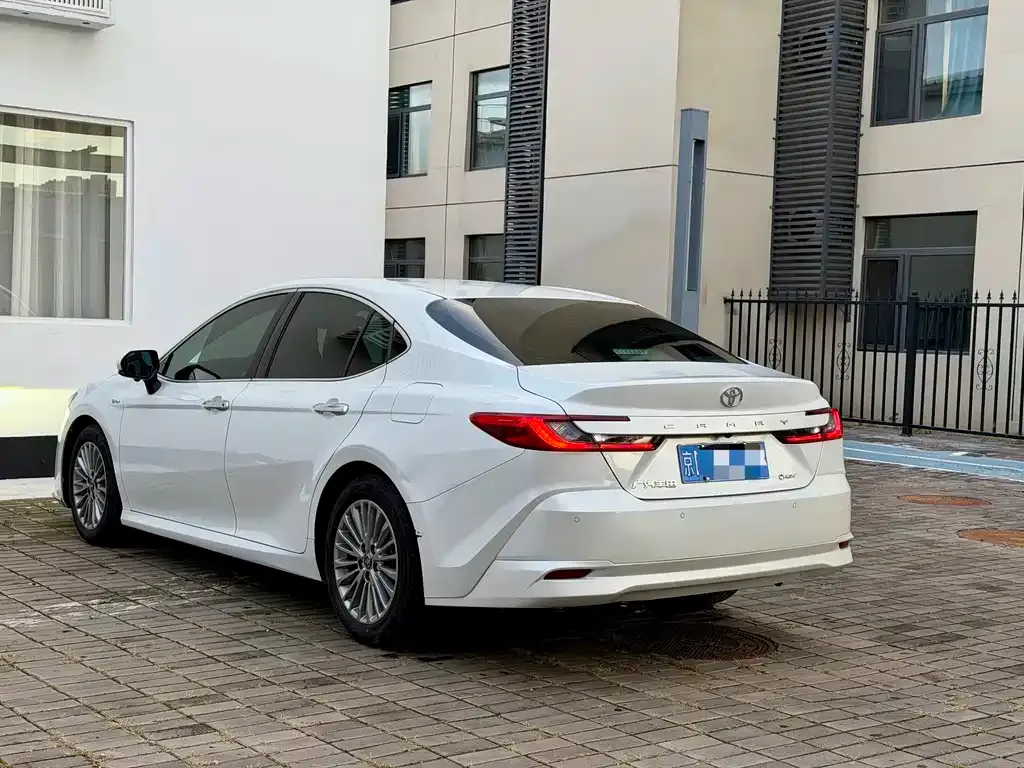 Toyota Camry — фото 10