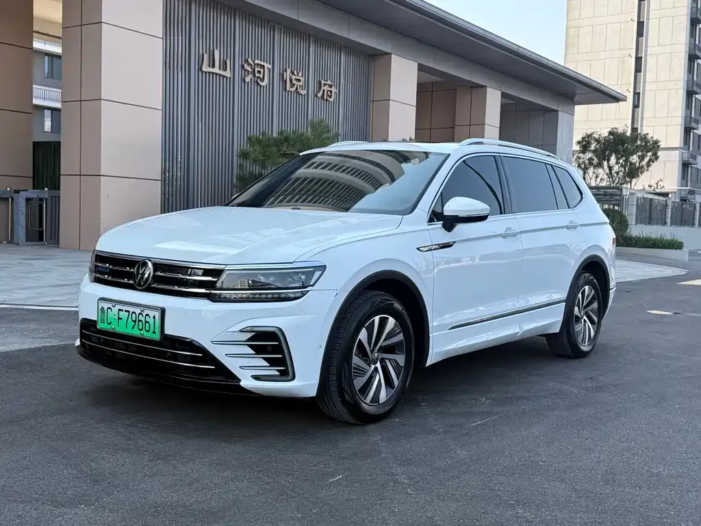 Volkswagen Tiguan L PHEV — фото 1