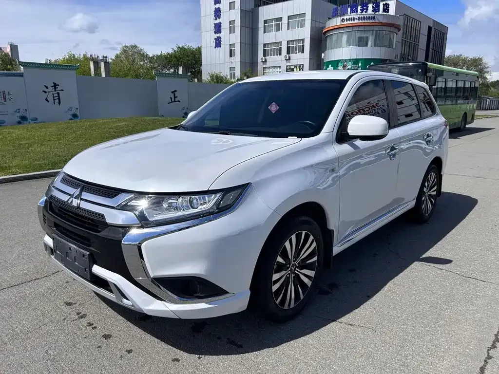 Mitsubishi Outlander — фото 1