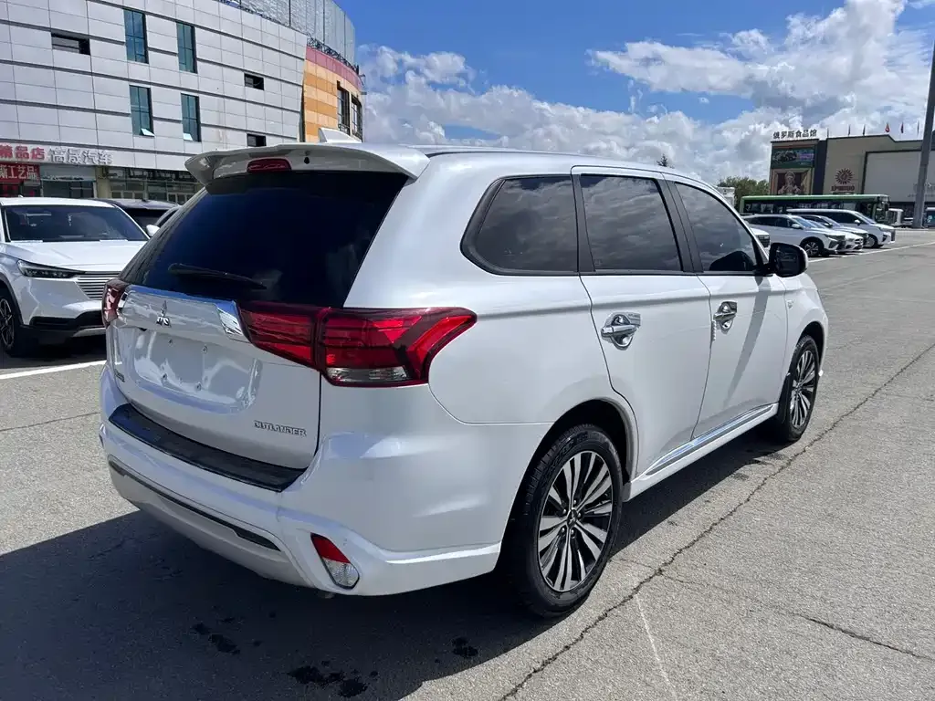 Mitsubishi Outlander — фото 5