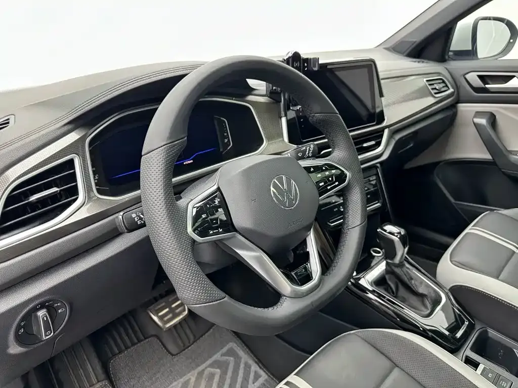 Volkswagen T-Roc — фото 9
