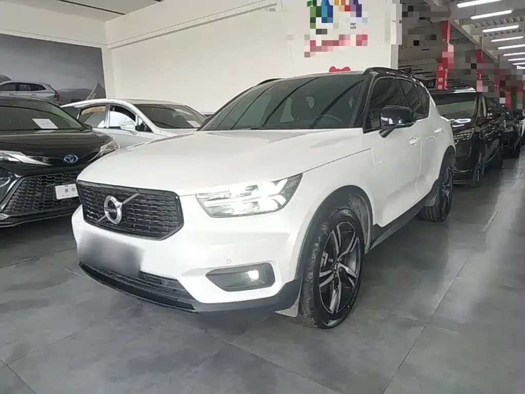 Volvo XC40 — фото 1