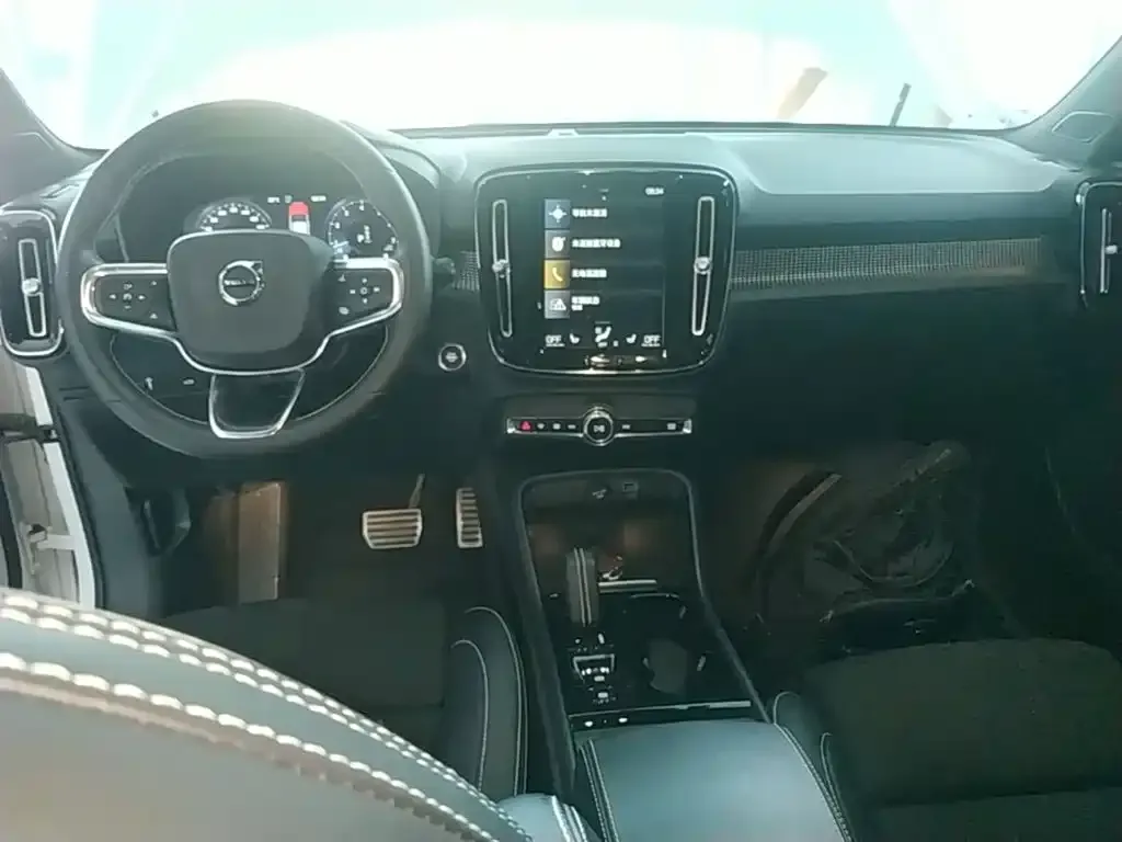 Volvo XC40 — фото 10