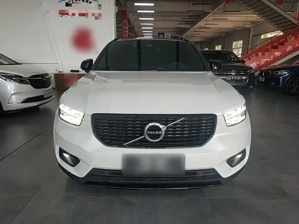 Volvo XC40 — фото 8