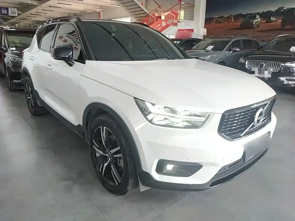 Volvo XC40 — фото 9
