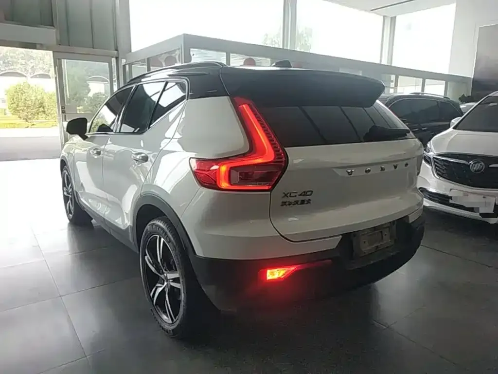 Volvo XC40 — фото 5