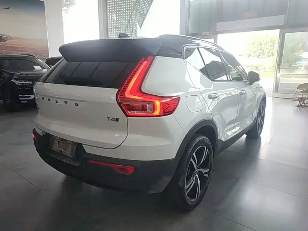 Volvo XC40 — фото 7