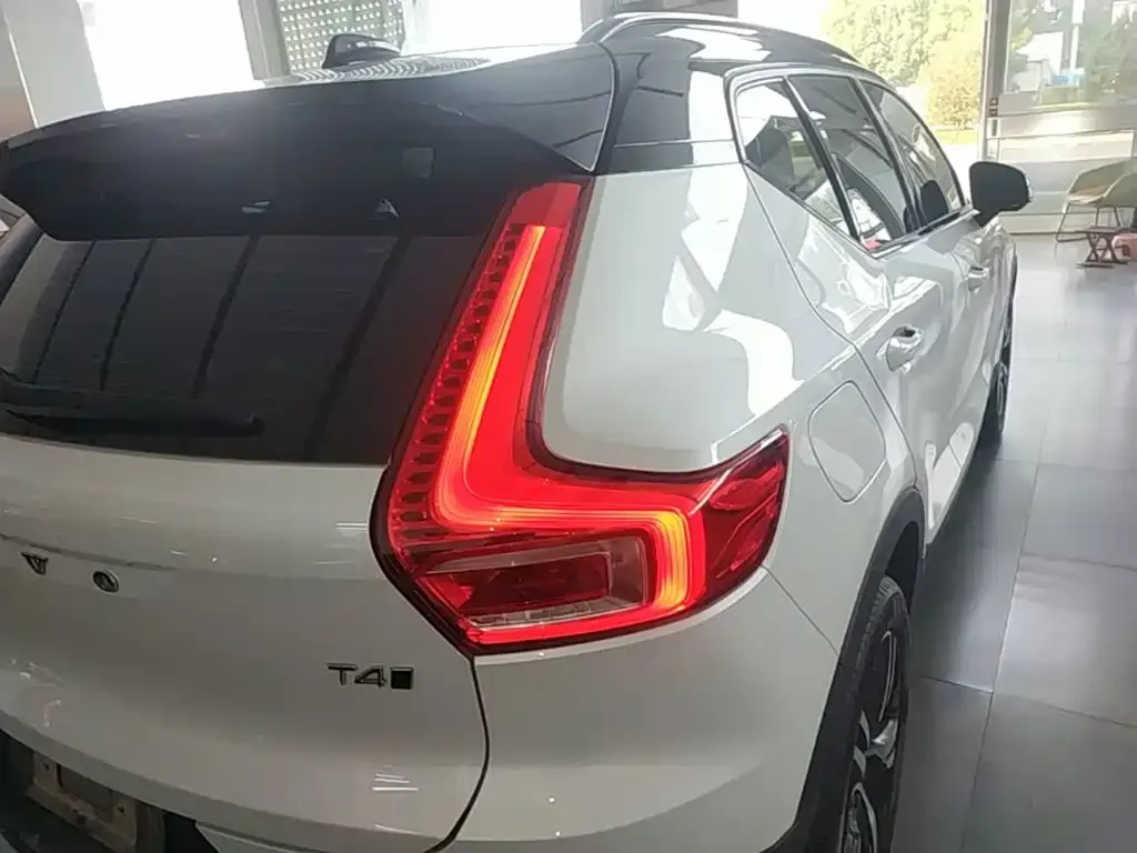 Volvo XC40 — фото 6