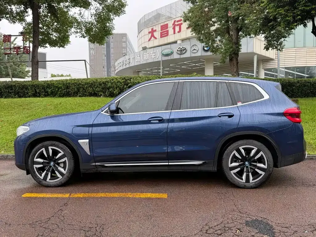 BMW iX3 — фото 9