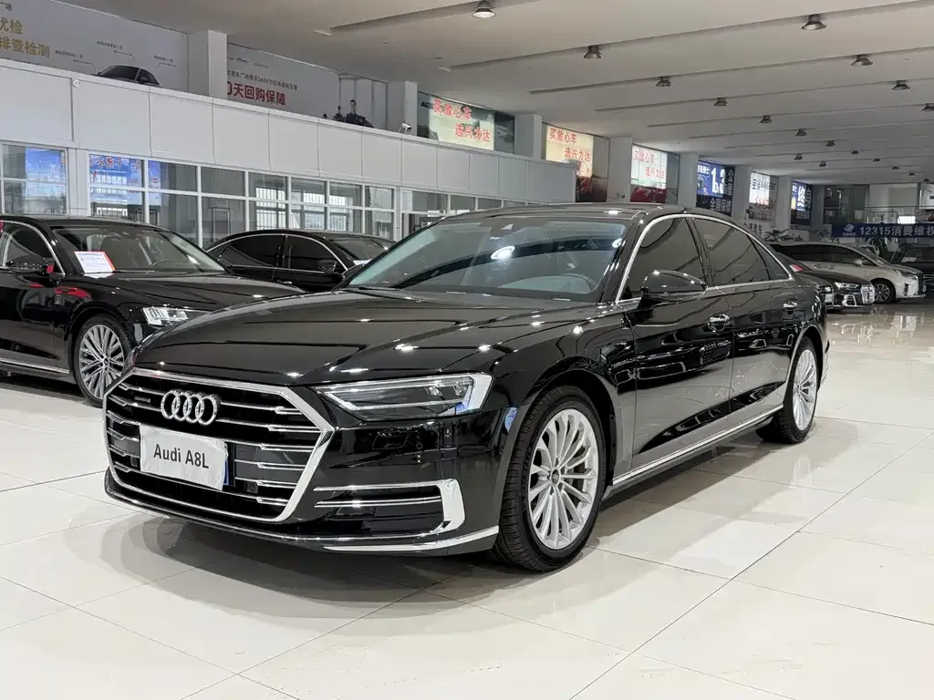 Audi A8 — фото 1
