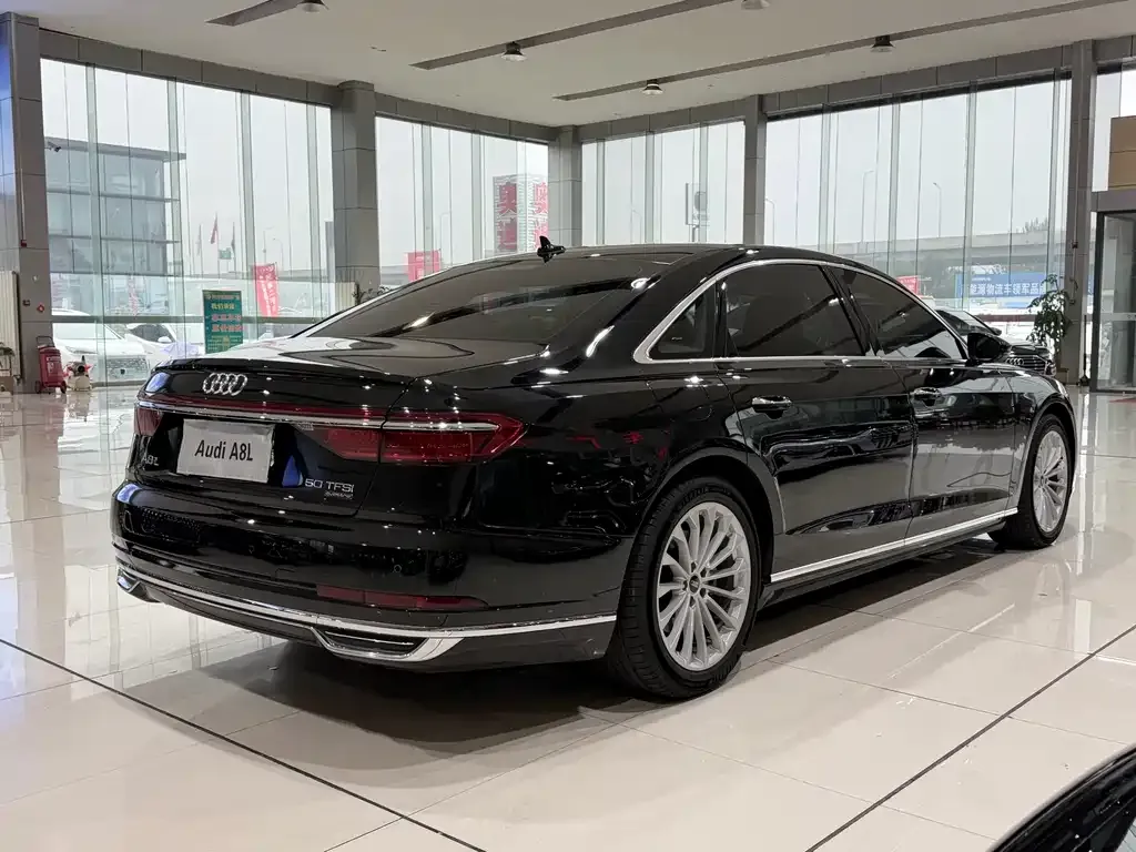 Audi A8 — фото 7
