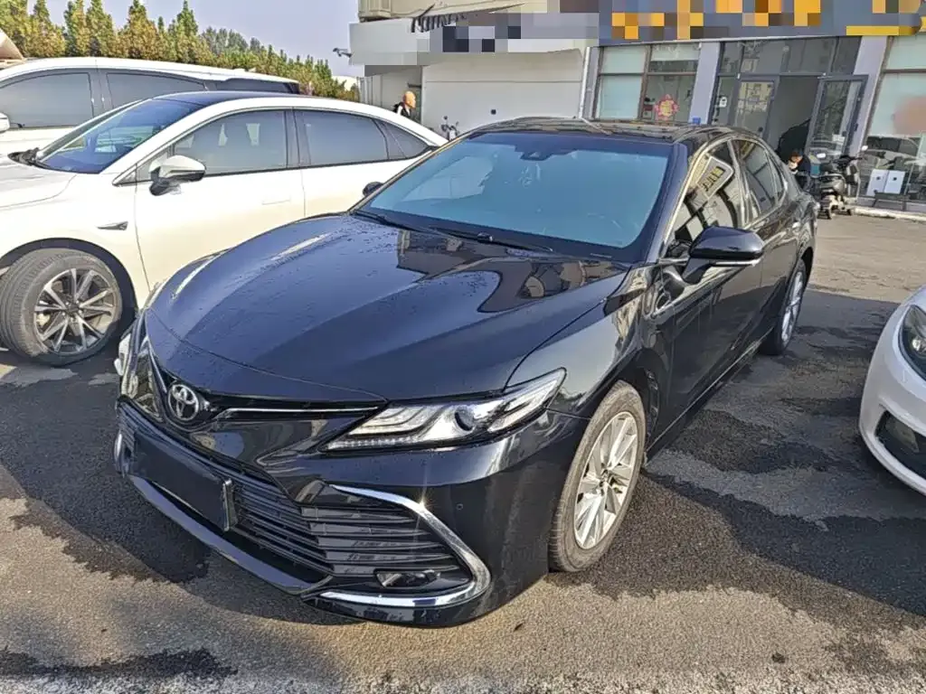 Toyota Camry — фото 1