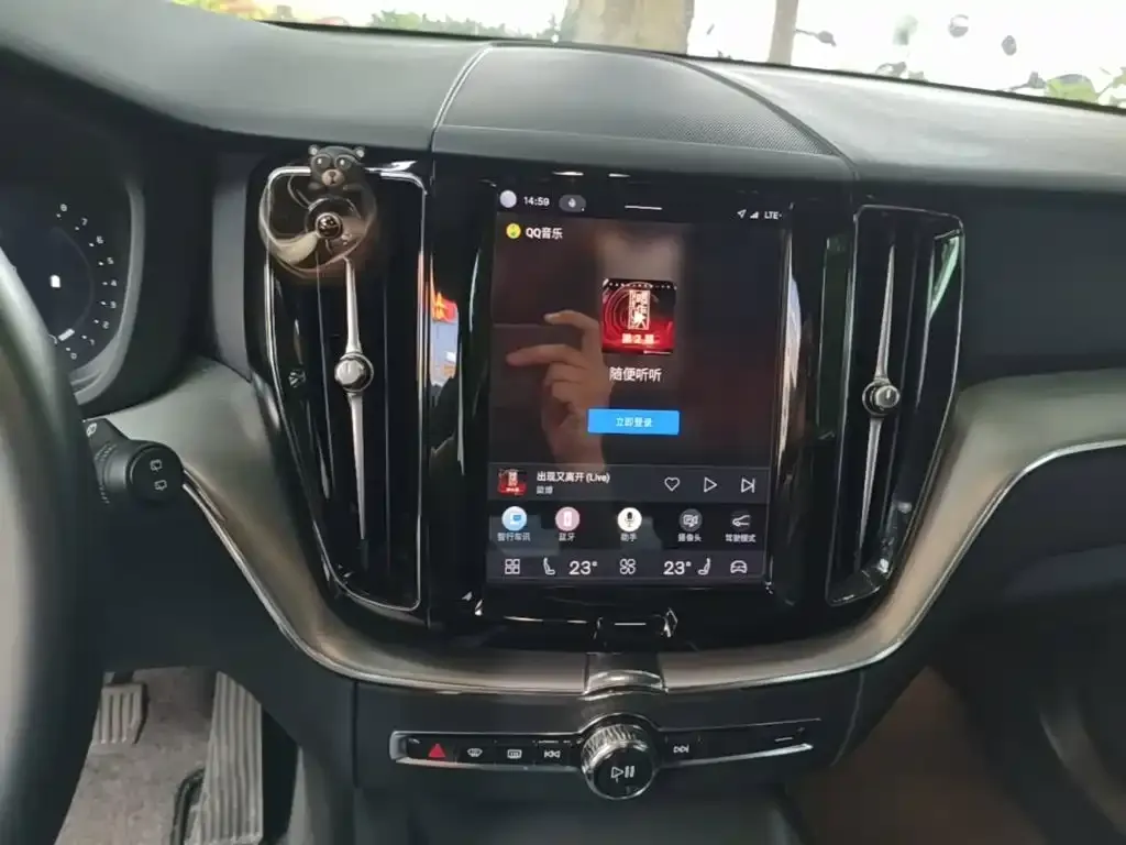 Volvo XC60 — фото 10