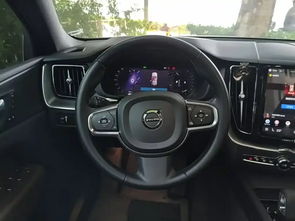 Volvo XC60 — фото 2