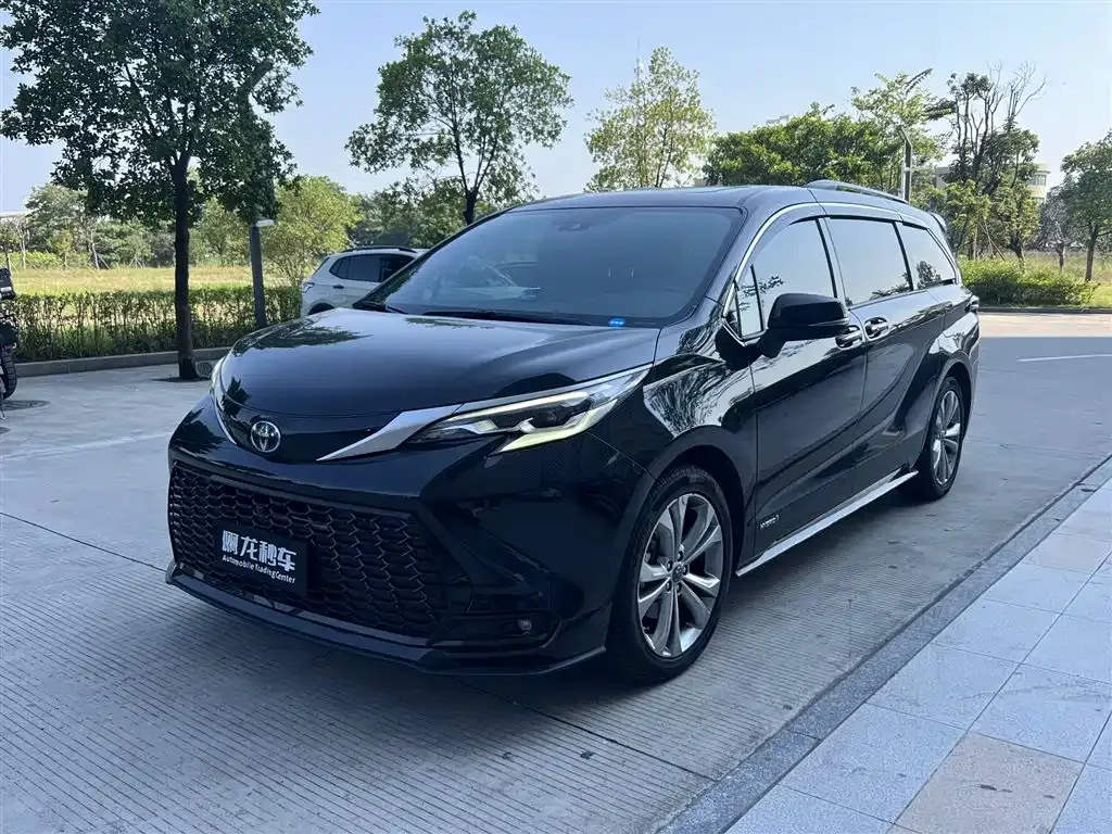 Toyota Sienna — фото 1