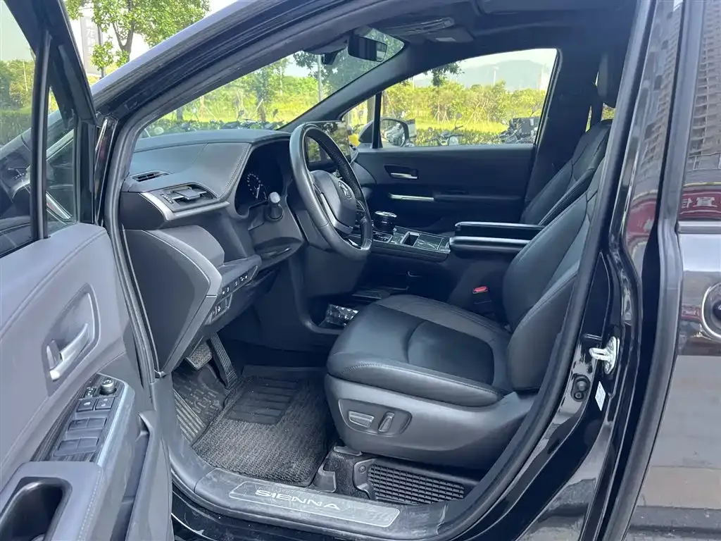 Toyota Sienna — фото 4