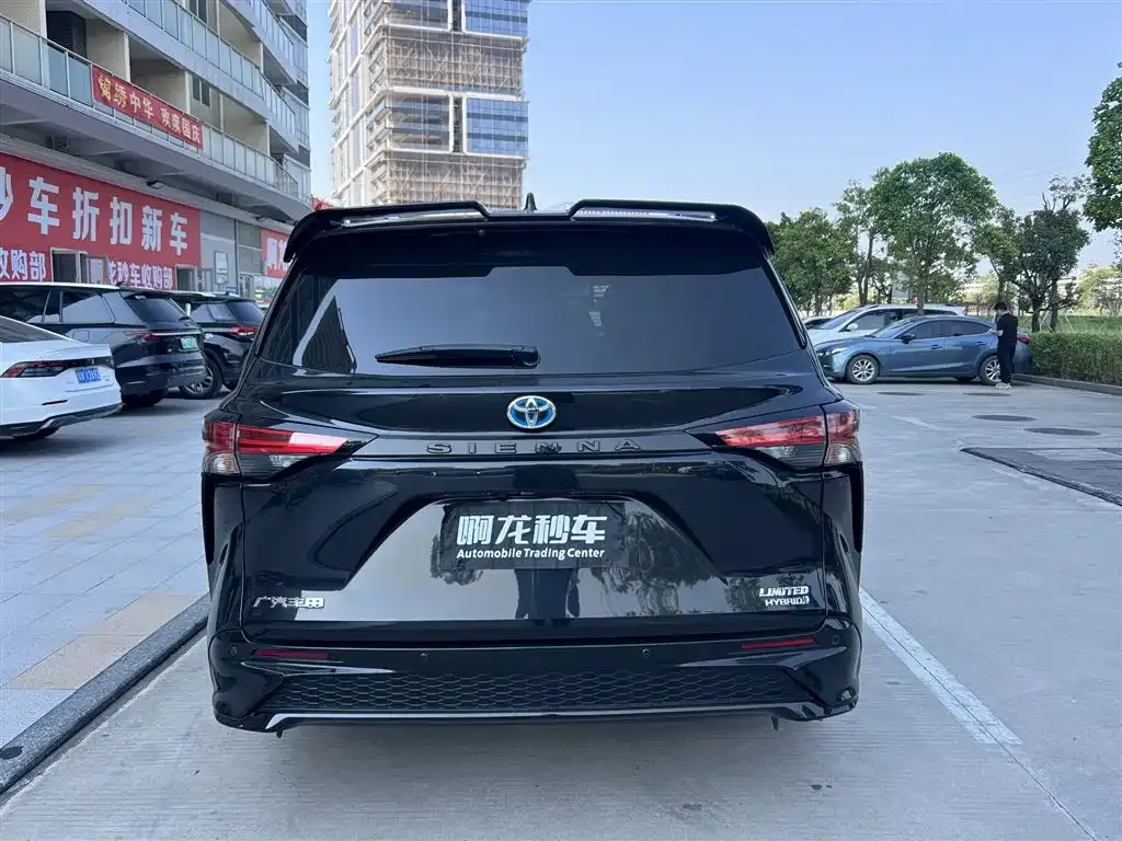 Toyota Sienna — фото 3
