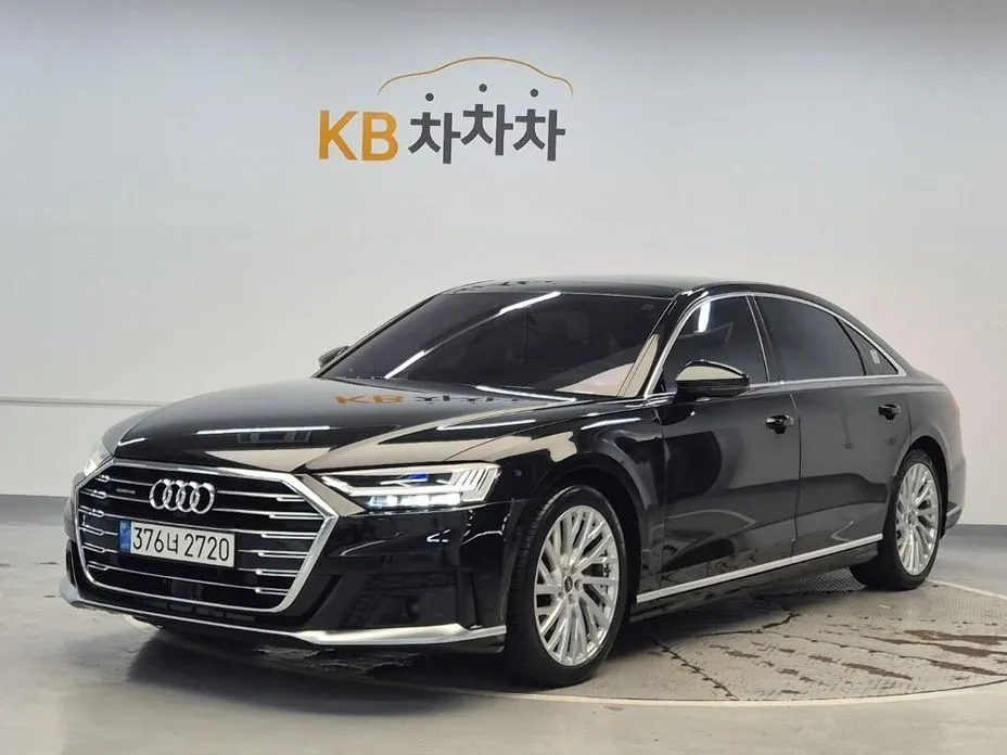 Audi A8 — фото 1