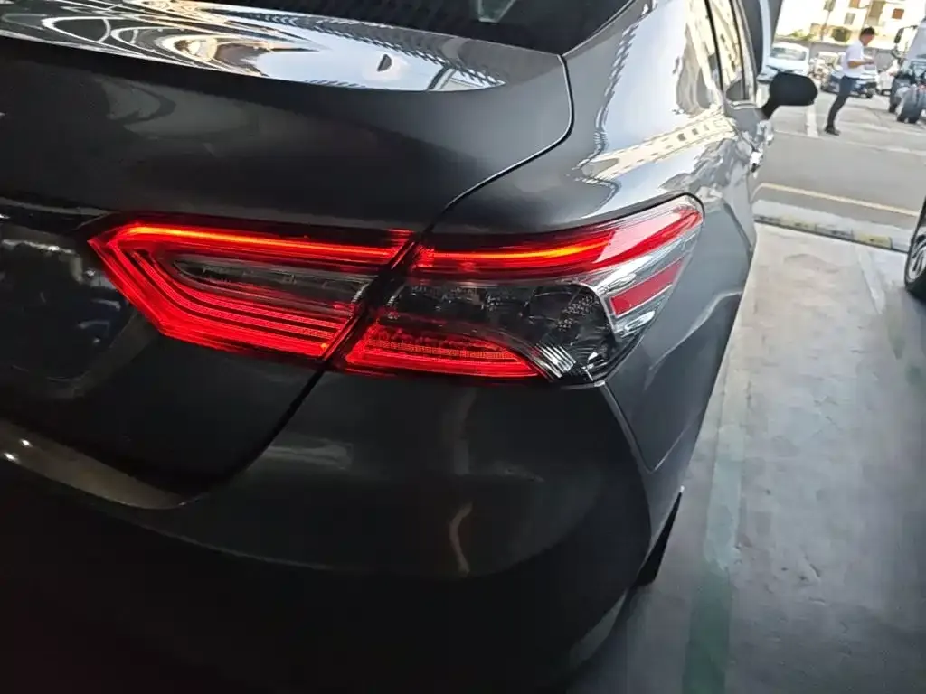 Toyota Camry — фото 2