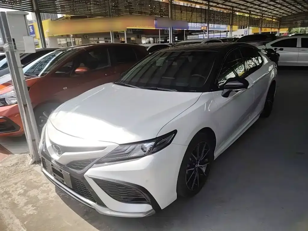 Toyota Camry — фото 1