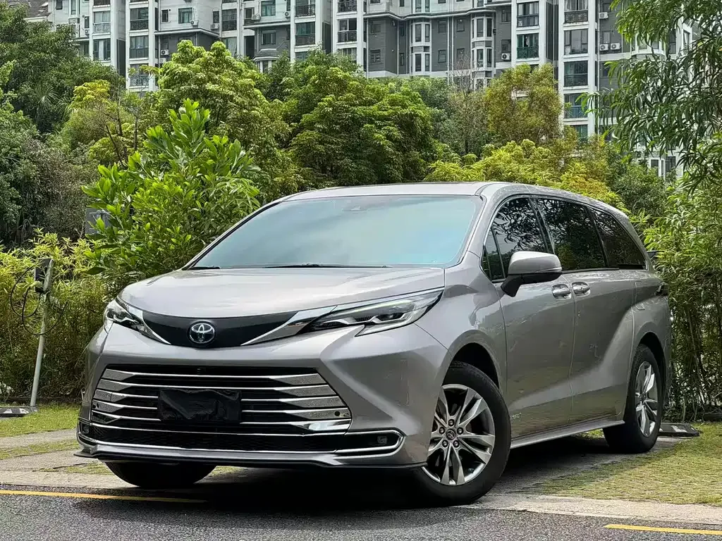 Toyota Sienna — фото 1