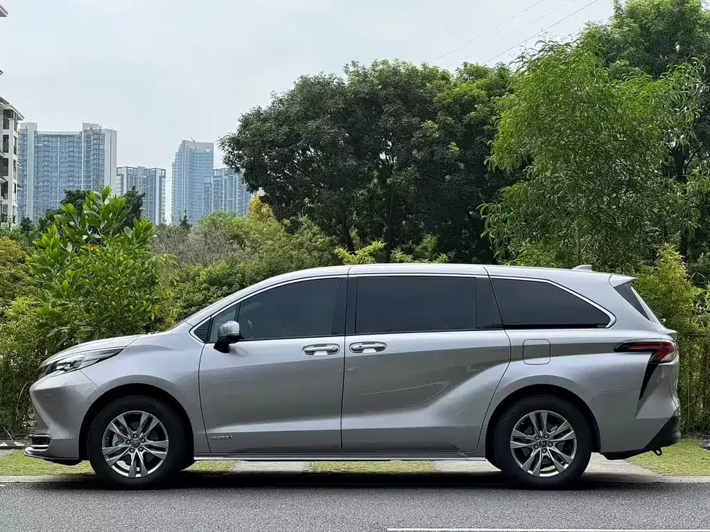 Toyota Sienna — фото 10