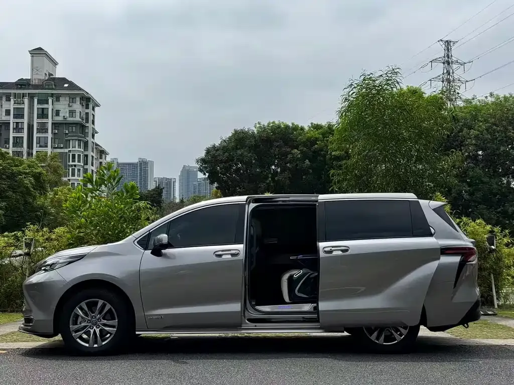 Toyota Sienna — фото 6