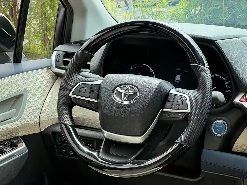 Toyota Sienna — фото 3