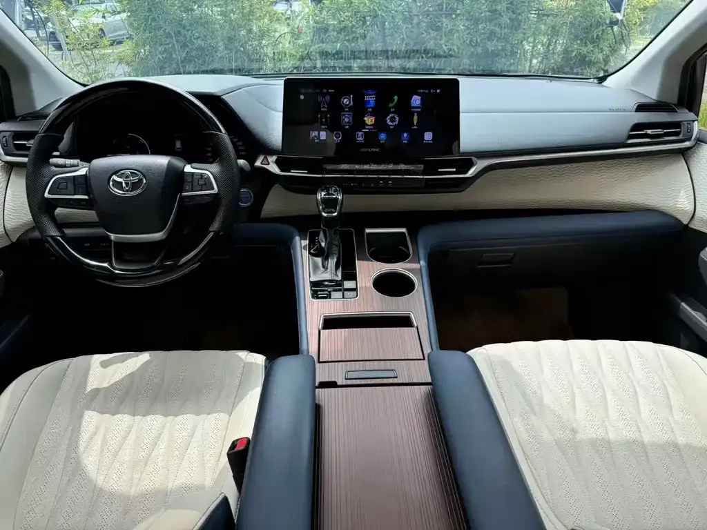 Toyota Sienna — фото 4