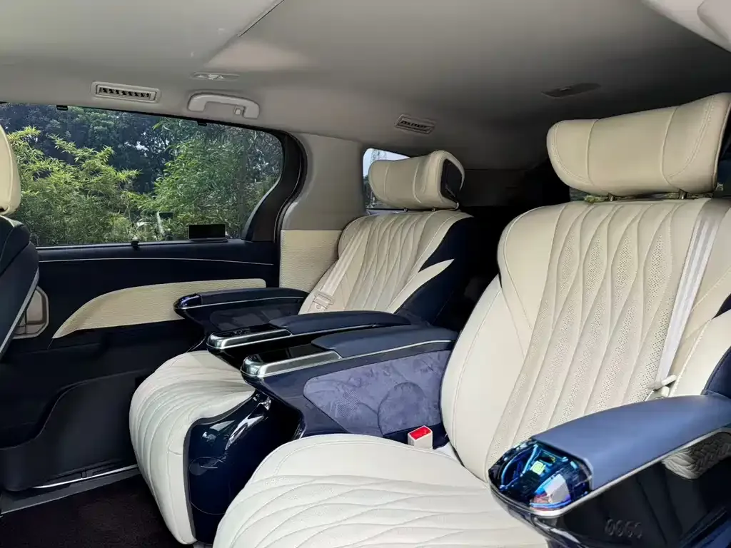 Toyota Sienna — фото 2