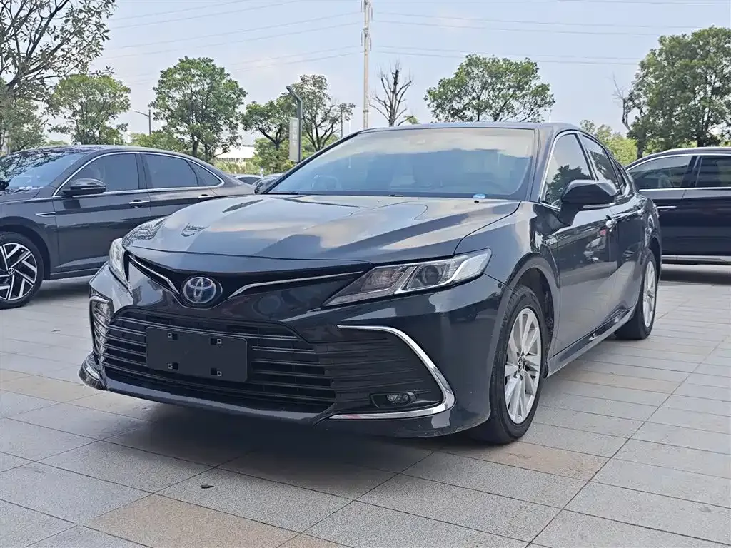 Toyota Camry — фото 1