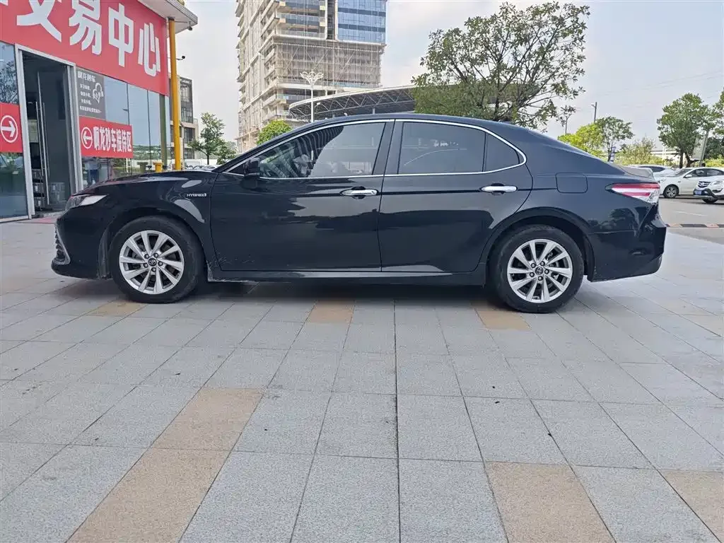 Toyota Camry — фото 5