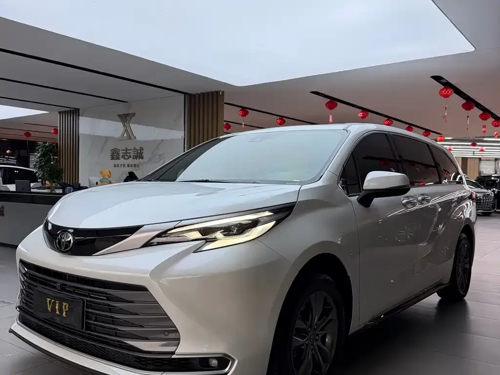 Toyota Sienna — фото 1