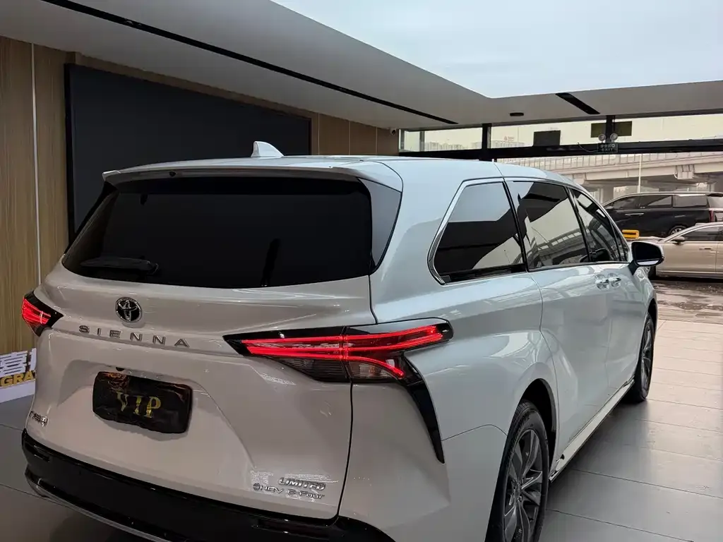 Toyota Sienna — фото 4